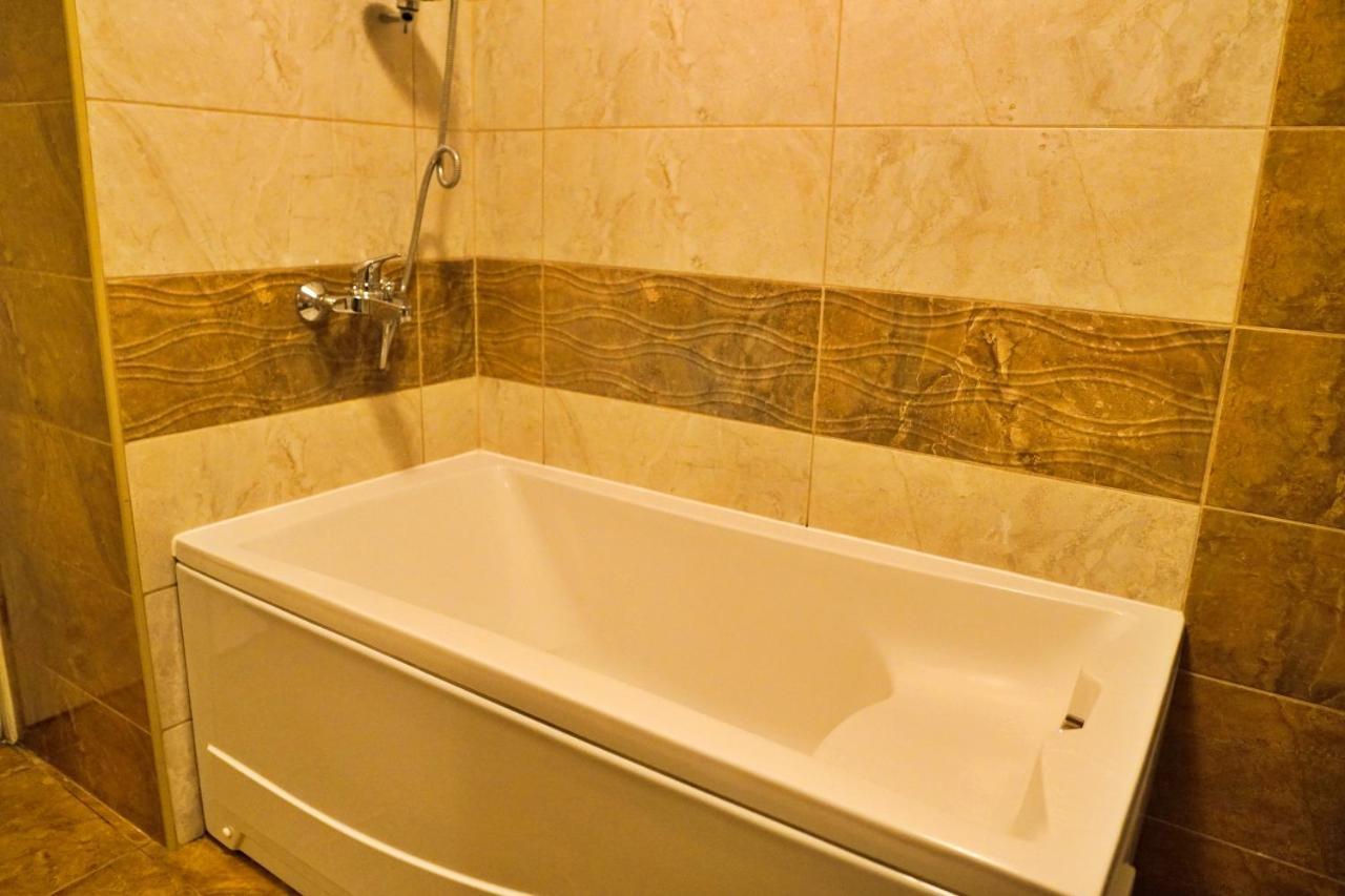 City Center Grand Apartment - Three-Bedroom, Free Parking 塞拉耶佛 外观 照片