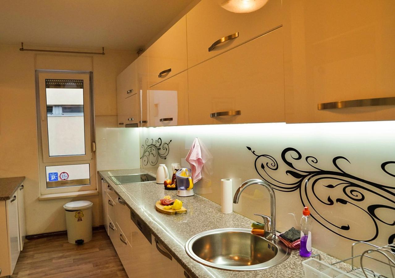 City Center Grand Apartment - Three-Bedroom, Free Parking 塞拉耶佛 外观 照片